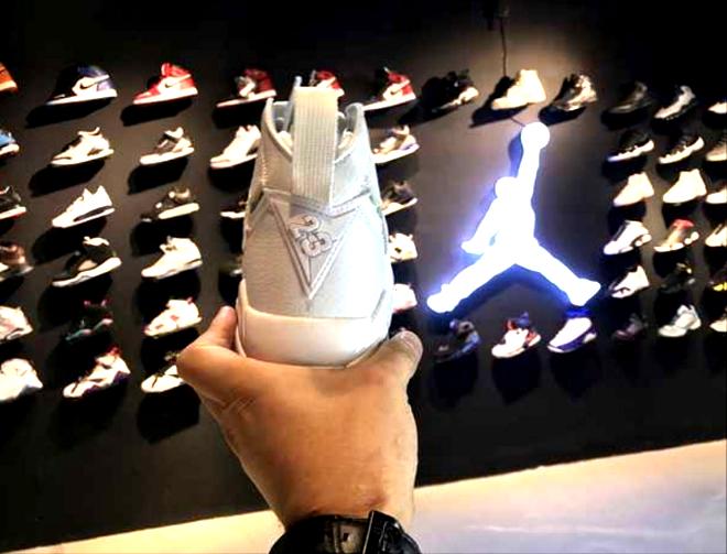 Les baskets Air Jordan 7 offrent un style iconique et une performance exceptionnelle.
  design emblématique   haute qualité. Au meilleur prix. Pas cher