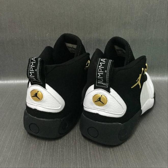 Les baskets Air Jordan 12 offrent un style iconique et une performance exceptionnelle.design distinctif.pas cher.moin Cher.