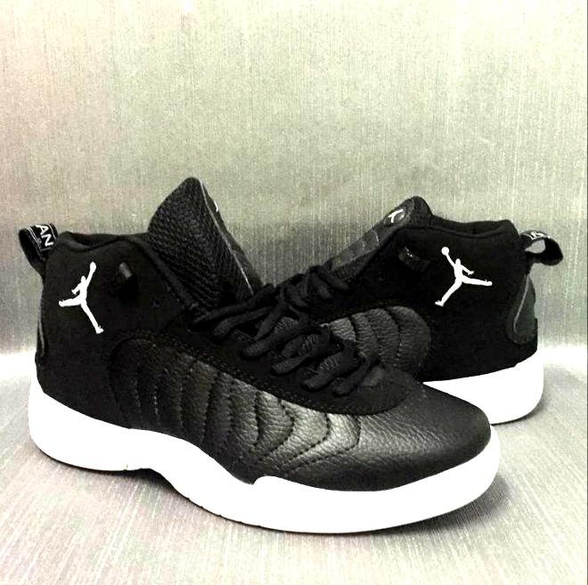 Les baskets Air Jordan 12 offrent un style iconique et une performance exceptionnelle.design distinctif.pas cher.moin Cher.