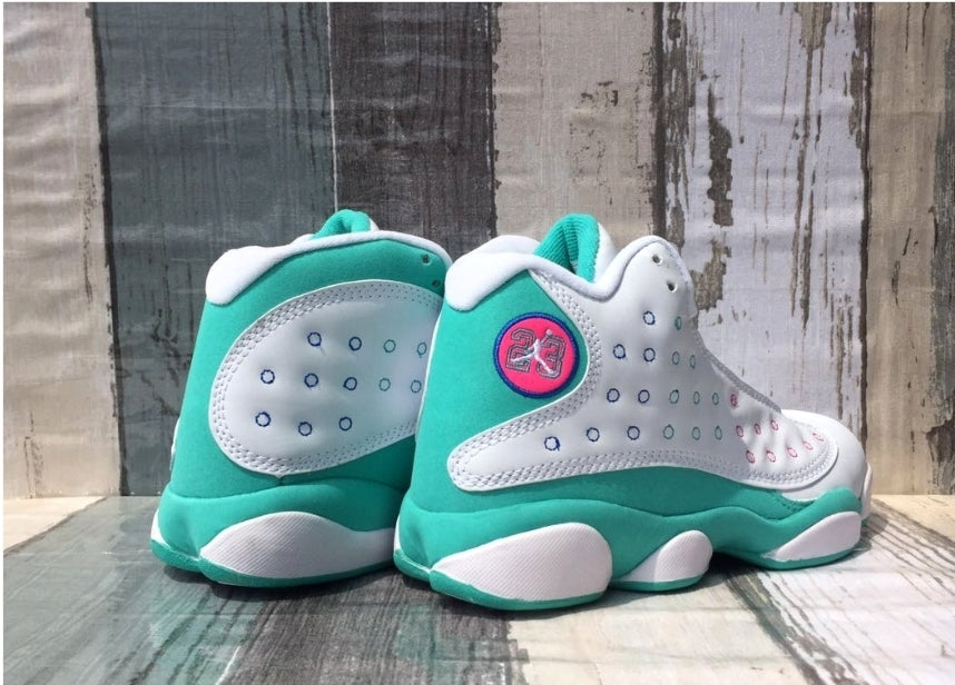Les baskets Air Jordan 13 offrent un style emblématique et une performance exceptionnelle.
 design distinctif .pas Cher. Moins cher.