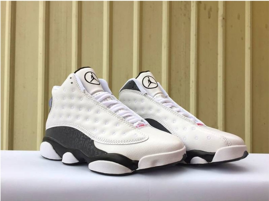 Les baskets Air Jordan 13 offrent un style emblématique et une performance exceptionnelle.
 design distinctif .pas Cher. Moins cher.