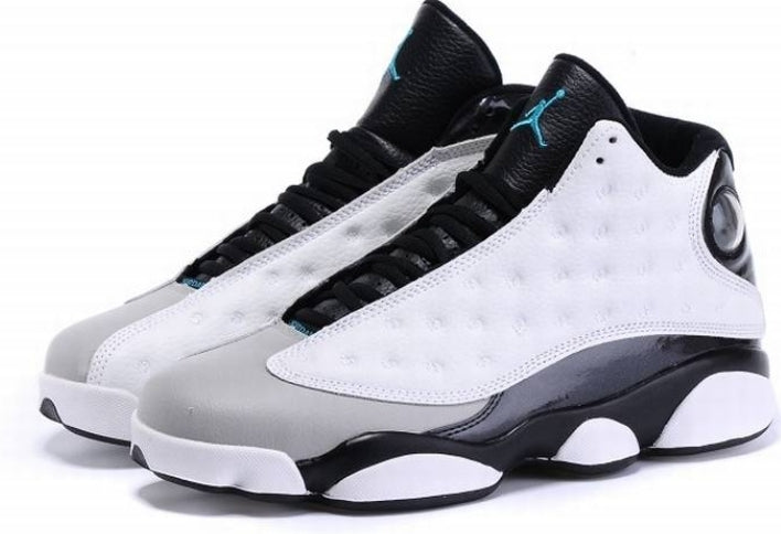 Les baskets Air Jordan 13 offrent un style iconique et une performance légendaire.

De plus, leur design emblématique et leur utilisation.