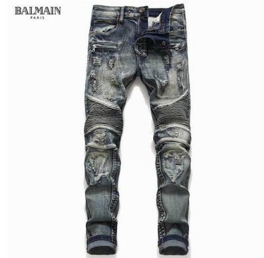 Les jeans Balmain pour homme allient sophistication et caractère, incarnant parfaitement l’ADN luxueux et avant-gardiste de la marque.