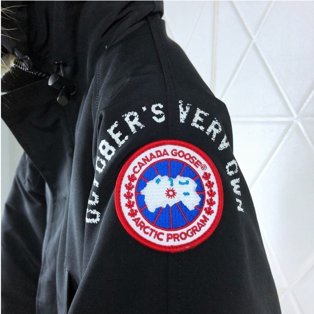 Les doudounes Canada Goose allient élégance et chaleur pour offrir une protection optimale contre le froid. Leur design sophistiqué et leurs matériaux de haute qualité. Pas cher. Le moins cher.