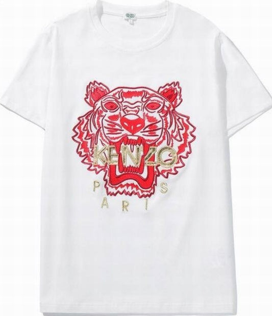 Le T-shirt Kenzo associe élégance contemporaine et polyvalence intemporelle.
Avec ses motifs audacieux et son design distinctif, il reflète l'esprit artistique et avant-gardiste de la marque.