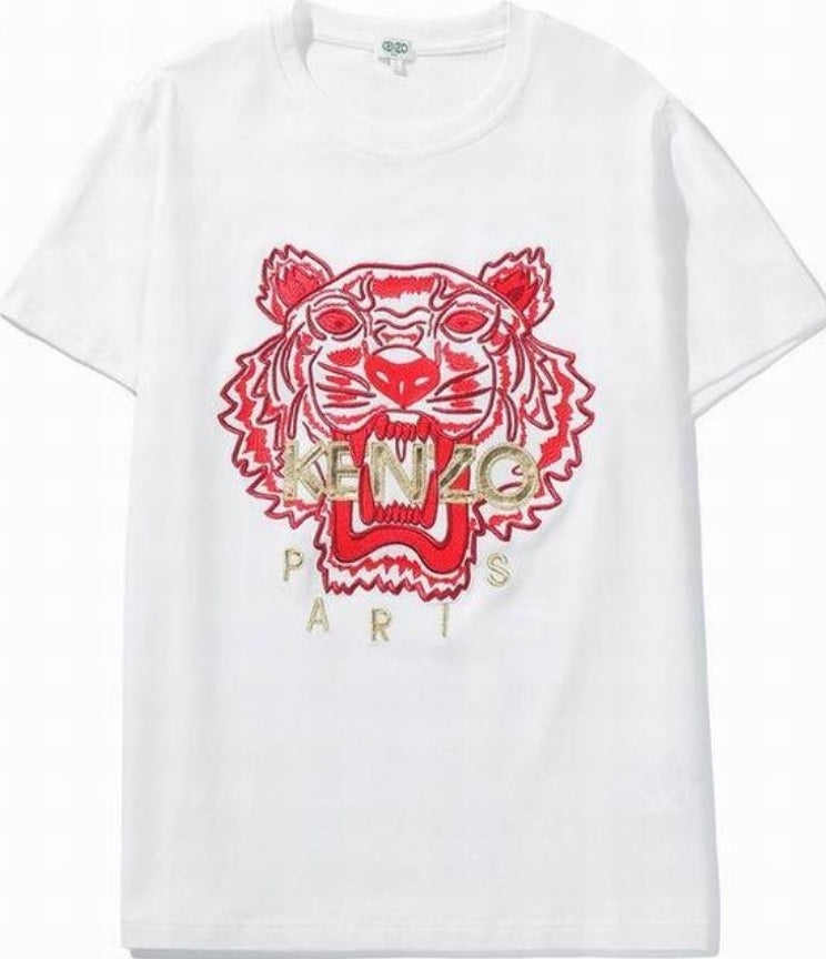 Le T-shirt Kenzo associe élégance contemporaine et polyvalence intemporelle.

Avec ses motifs audacieux et son design distinctif, il reflète l'esprit artistique et avant-gardiste de la marque.