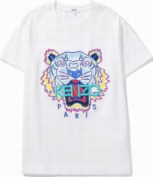 Le T-shirt Kenzo associe élégance contemporaine et polyvalence intemporelle.
Avec ses motifs audacieux et son design distinctif, il reflète l'esprit artistique et avant-gardiste de la marque.