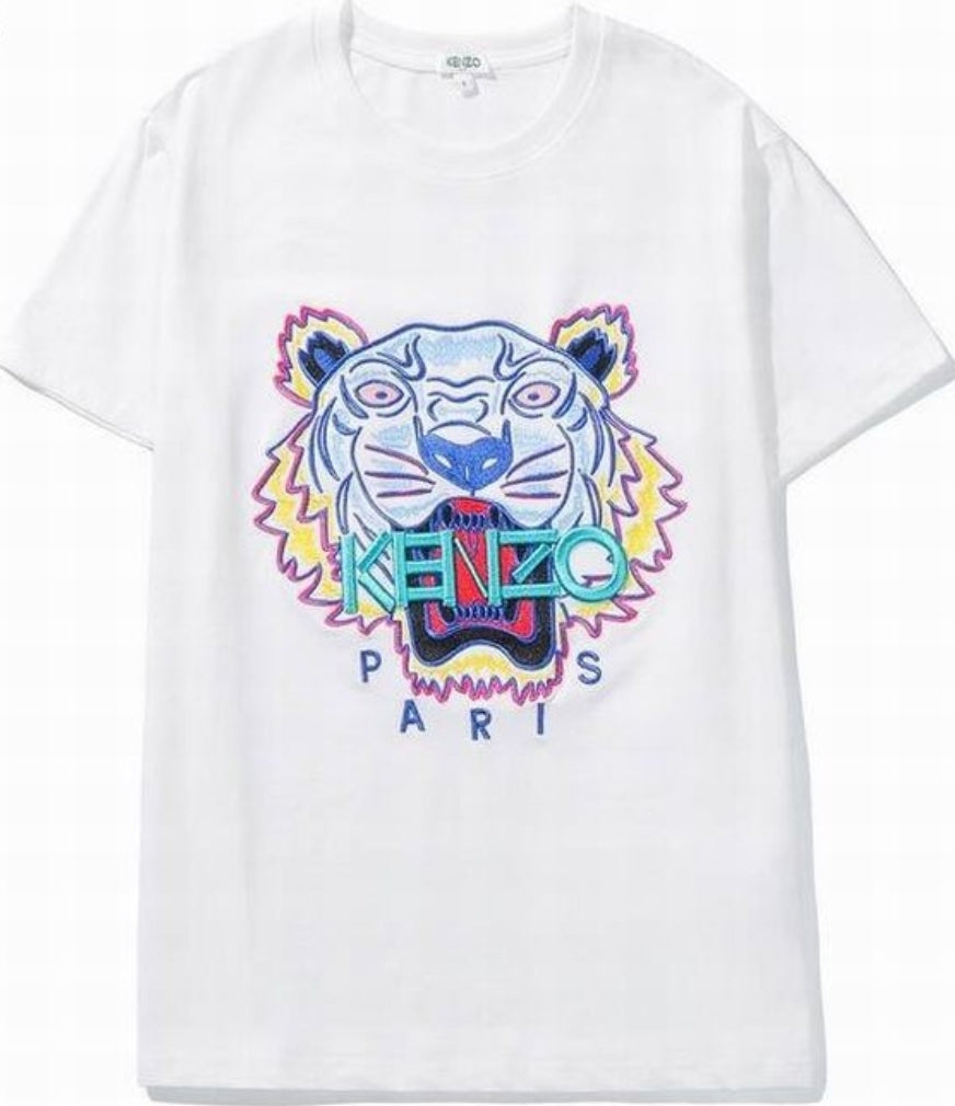 Le T-shirt Kenzo associe élégance contemporaine et polyvalence intemporelle.

Avec ses motifs audacieux et son design distinctif, il reflète l'esprit artistique et avant-gardiste de la marque.