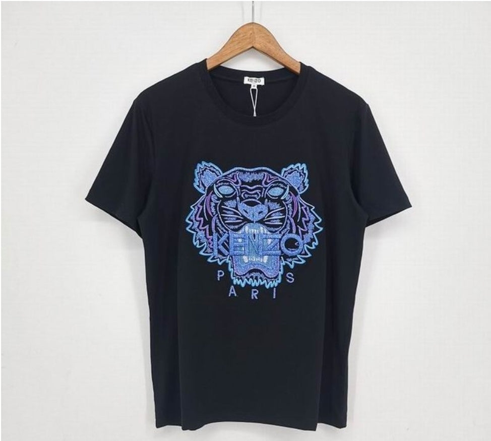 Le T-shirt Kenzo associe élégance contemporaine et polyvalence intemporelle.

Avec ses motifs audacieux et son design distinctif, il reflète l'esprit artistique et avant-gardiste de la marque.