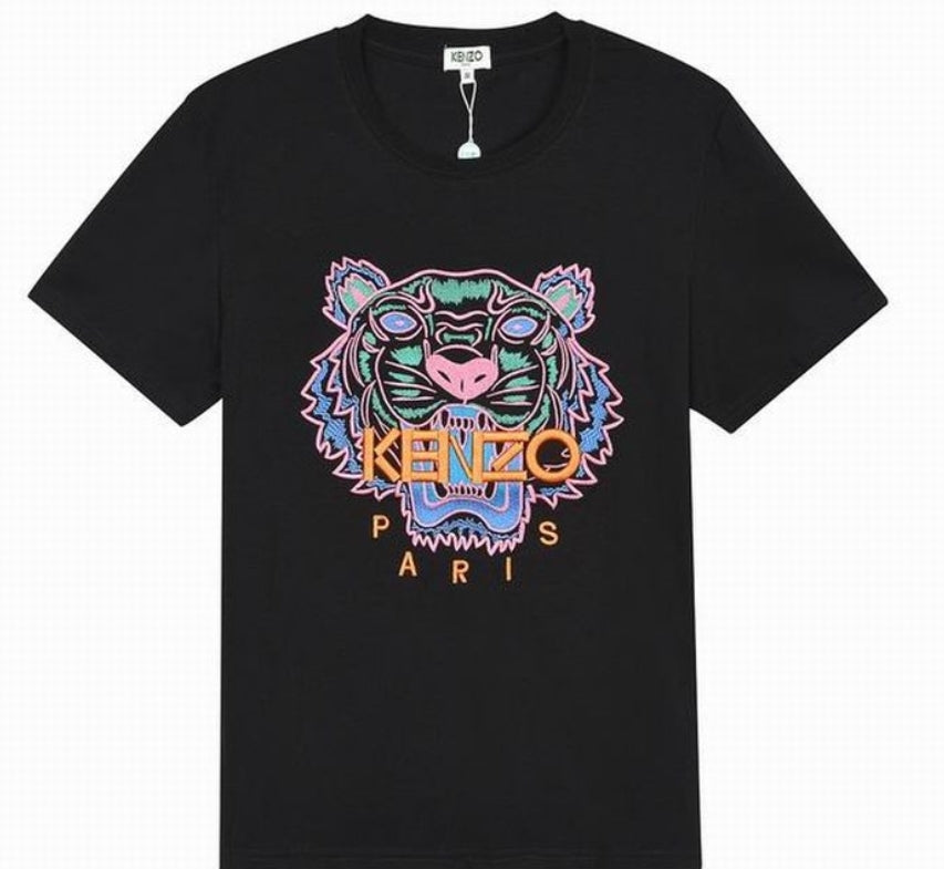 Le T-shirt Kenzo associe élégance contemporaine et polyvalence intemporelle.

Avec ses motifs audacieux et son design distinctif, il reflète l'esprit artistique et avant-gardiste de la marque.