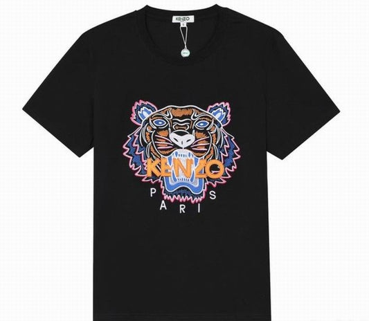 Le T-shirt Kenzo associe élégance contemporaine et polyvalence intemporelle.
Avec ses motifs audacieux et son design distinctif, il reflète l'esprit artistique et avant-gardiste de la marque.