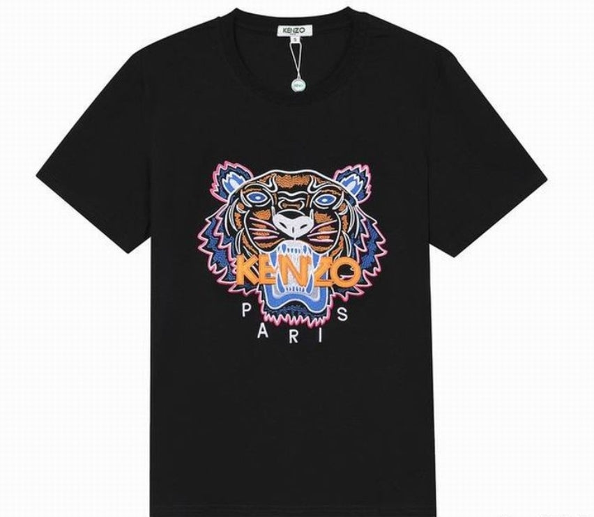 Le T-shirt Kenzo associe élégance contemporaine et polyvalence intemporelle.

Avec ses motifs audacieux et son design distinctif, il reflète l'esprit artistique et avant-gardiste de la marque.