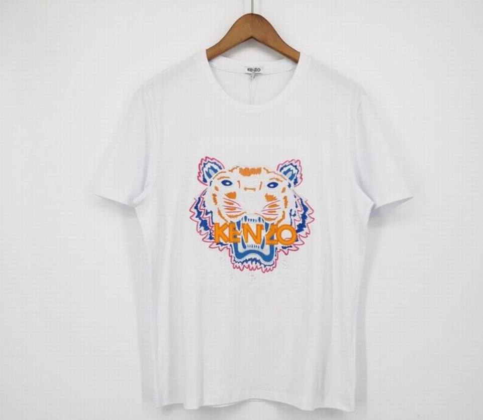 Le T-shirt Kenzo associe élégance contemporaine et polyvalence intemporelle.

Avec ses motifs audacieux et son design distinctif, il reflète l'esprit artistique et avant-gardiste de la marque.