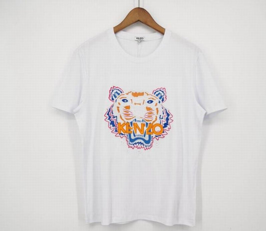 Le T-shirt Kenzo associe élégance contemporaine et polyvalence intemporelle.

Avec ses motifs audacieux et son design distinctif, il reflète l'esprit artistique et avant-gardiste de la marque.