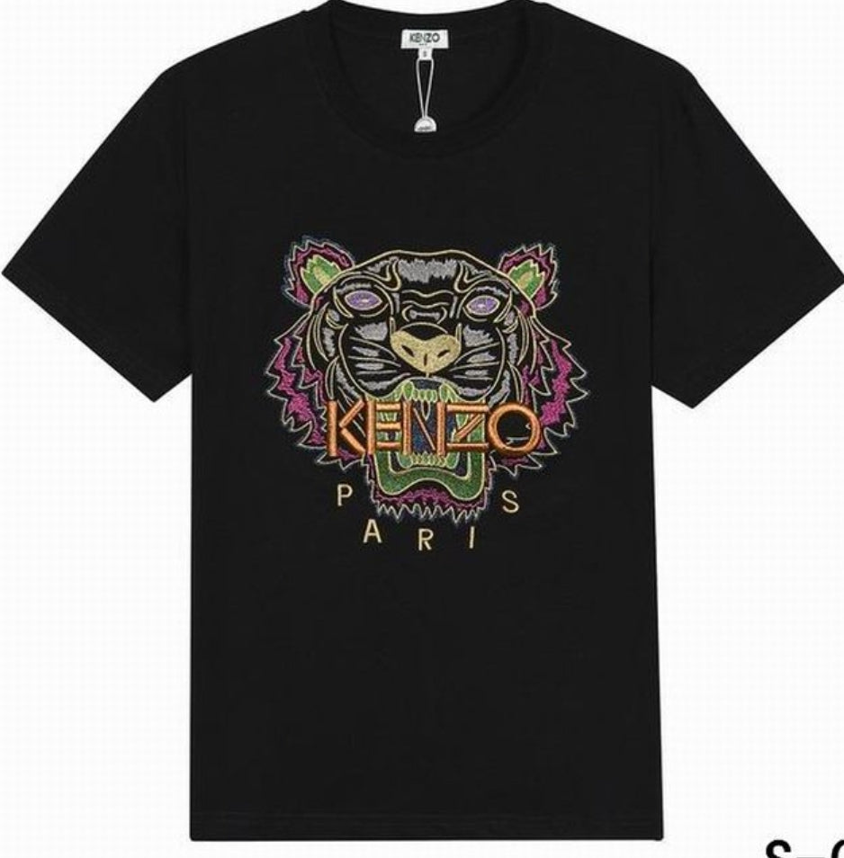 Le T-shirt Kenzo associe élégance contemporaine et polyvalence intemporelle.

Avec ses motifs audacieux et son design distinctif, il reflète l'esprit artistique et avant-gardiste de la marque.