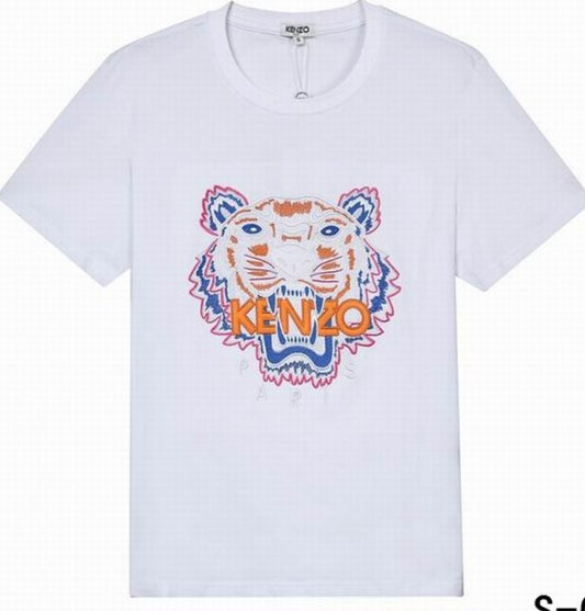 Le T-shirt Kenzo associe élégance contemporaine et polyvalence intemporelle.
Avec ses motifs audacieux et son design distinctif, il reflète l'esprit artistique et avant-gardiste de la marque.