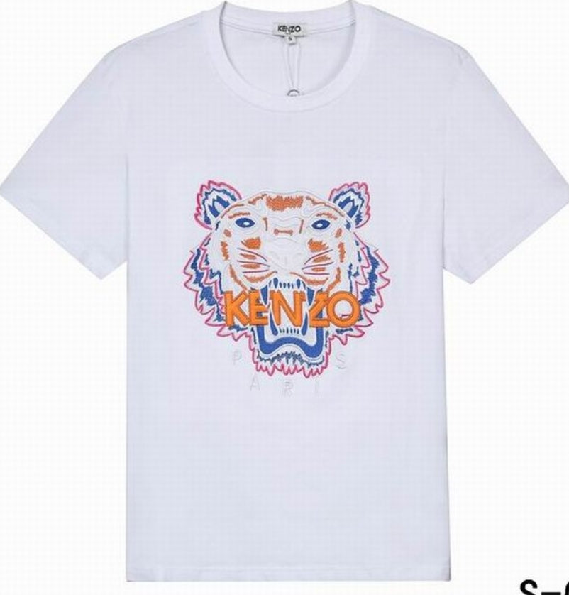 Le T-shirt Kenzo associe élégance contemporaine et polyvalence intemporelle.

Avec ses motifs audacieux et son design distinctif, il reflète l'esprit artistique et avant-gardiste de la marque.
