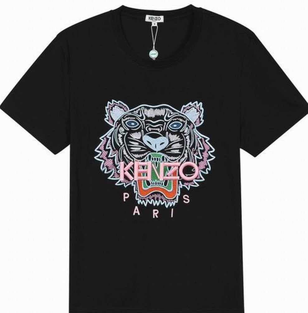 Le T-shirt Kenzo associe élégance contemporaine et polyvalence intemporelle.

Avec ses motifs audacieux et son design distinctif, il reflète l'esprit artistique et avant-gardiste de la marque.
