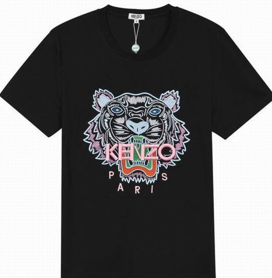 Le T-shirt Kenzo associe élégance contemporaine et polyvalence intemporelle.

Avec ses motifs audacieux et son design distinctif, il reflète l'esprit artistique et avant-gardiste de la marque.