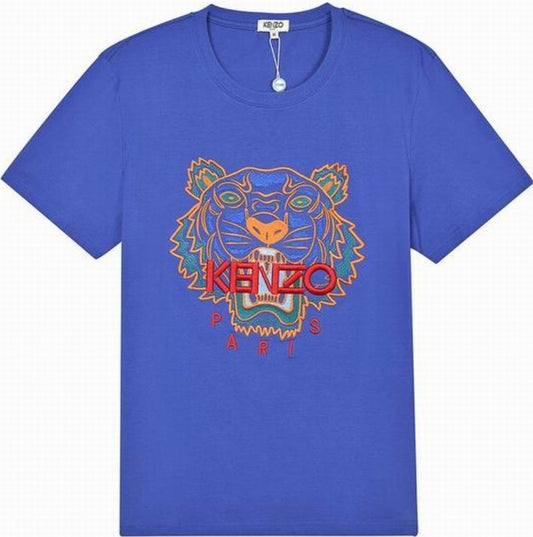 Le T-shirt Kenzo associe élégance contemporaine et polyvalence intemporelle.

Avec ses motifs audacieux et son design distinctif, il reflète l'esprit artistique et avant-gardiste de la marque.