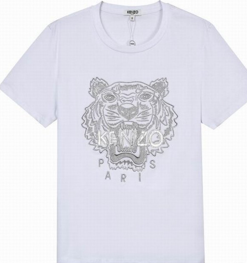 Le T-shirt Kenzo associe élégance contemporaine et polyvalence intemporelle.

Avec ses motifs audacieux et son design distinctif, il reflète l'esprit artistique et avant-gardiste de la marque.