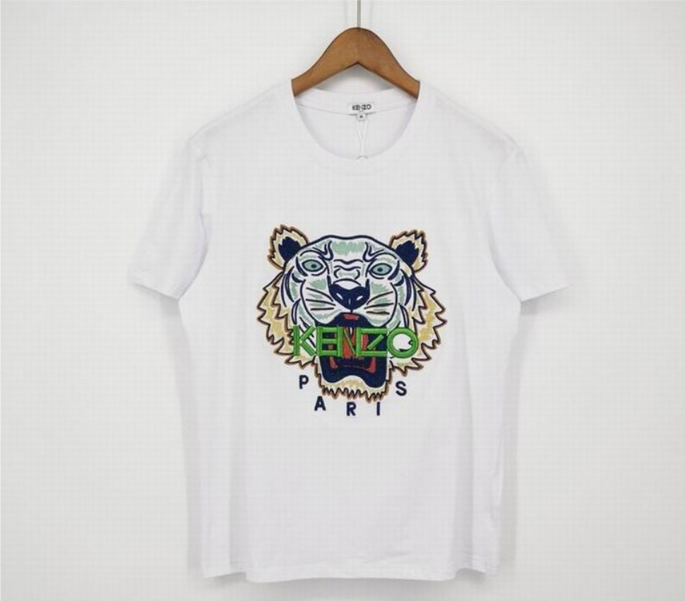 Le T-shirt Kenzo associe élégance contemporaine et polyvalence intemporelle.

Avec ses motifs audacieux et son design distinctif, il reflète l'esprit artistique et avant-gardiste de la marque.