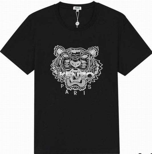 Le T-shirt Kenzo associe élégance contemporaine et polyvalence intemporelle.
Avec ses motifs audacieux et son design distinctif, il reflète l'esprit artistique et avant-gardiste de la marque.