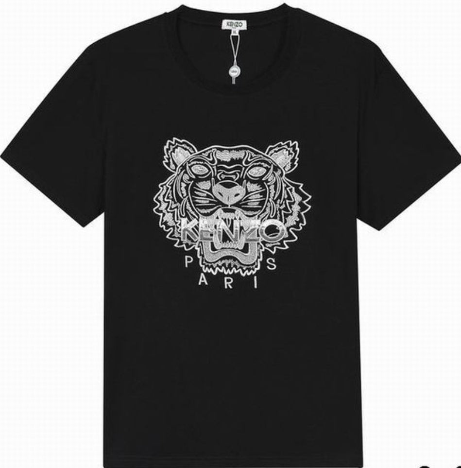 Le T-shirt Kenzo associe élégance contemporaine et polyvalence intemporelle.

Avec ses motifs audacieux et son design distinctif, il reflète l'esprit artistique et avant-gardiste de la marque.