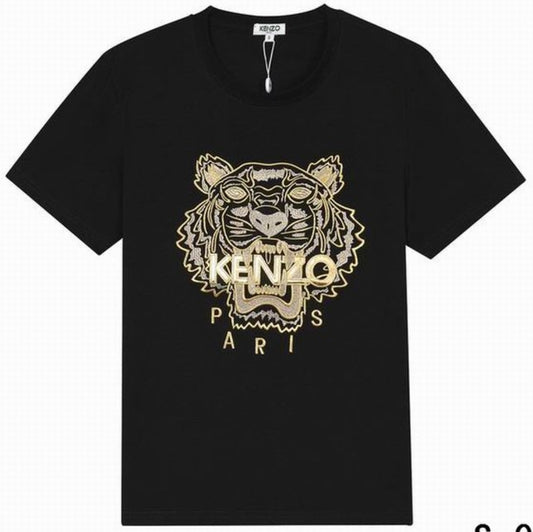 Le T-shirt Kenzo associe élégance contemporaine et polyvalence intemporelle.
Avec ses motifs audacieux et son design distinctif, il reflète l'esprit artistique et avant-gardiste de la marque.