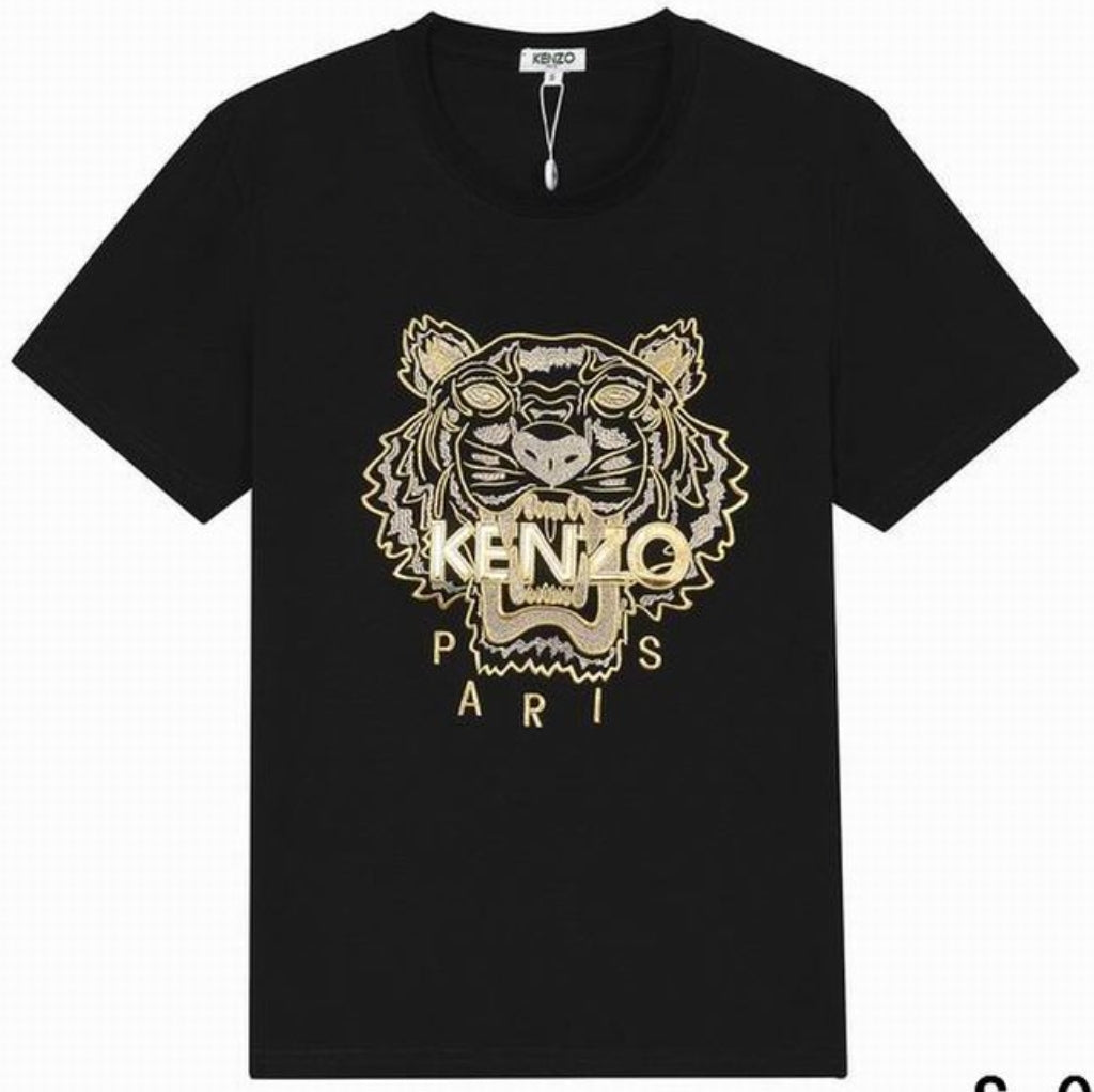 Le T-shirt Kenzo associe élégance contemporaine et polyvalence intemporelle.

Avec ses motifs audacieux et son design distinctif, il reflète l'esprit artistique et avant-gardiste de la marque.