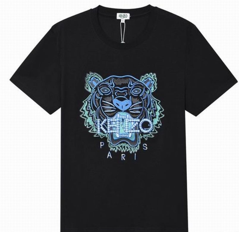 Le T-shirt Kenzo associe élégance contemporaine et polyvalence intemporelle.

Avec ses motifs audacieux et son design distinctif, il reflète l'esprit artistique et avant-gardiste de la marque.