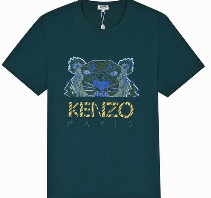Le T-shirt Kenzo associe élégance contemporaine et polyvalence intemporelle.

Avec ses motifs audacieux et son design distinctif, il reflète l'esprit artistique et avant-gardiste de la marque.