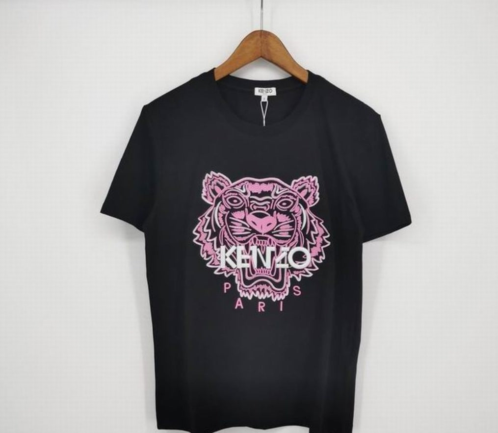 Le T-shirt Kenzo associe élégance contemporaine et polyvalence intemporelle.

Avec ses motifs audacieux et son design distinctif, il reflète l'esprit artistique et avant-gardiste de la marque.