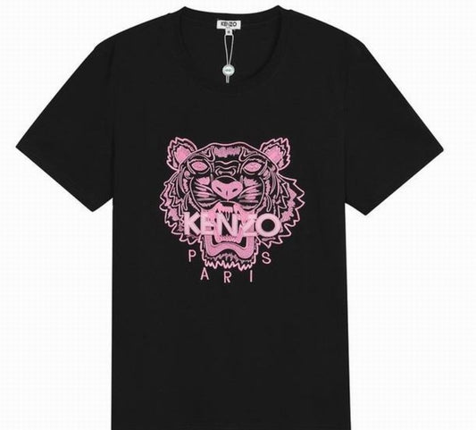 Le T-shirt Kenzo associe élégance contemporaine et polyvalence intemporelle.
Avec ses motifs audacieux et son design distinctif, il reflète l'esprit artistique et avant-gardiste de la marque.