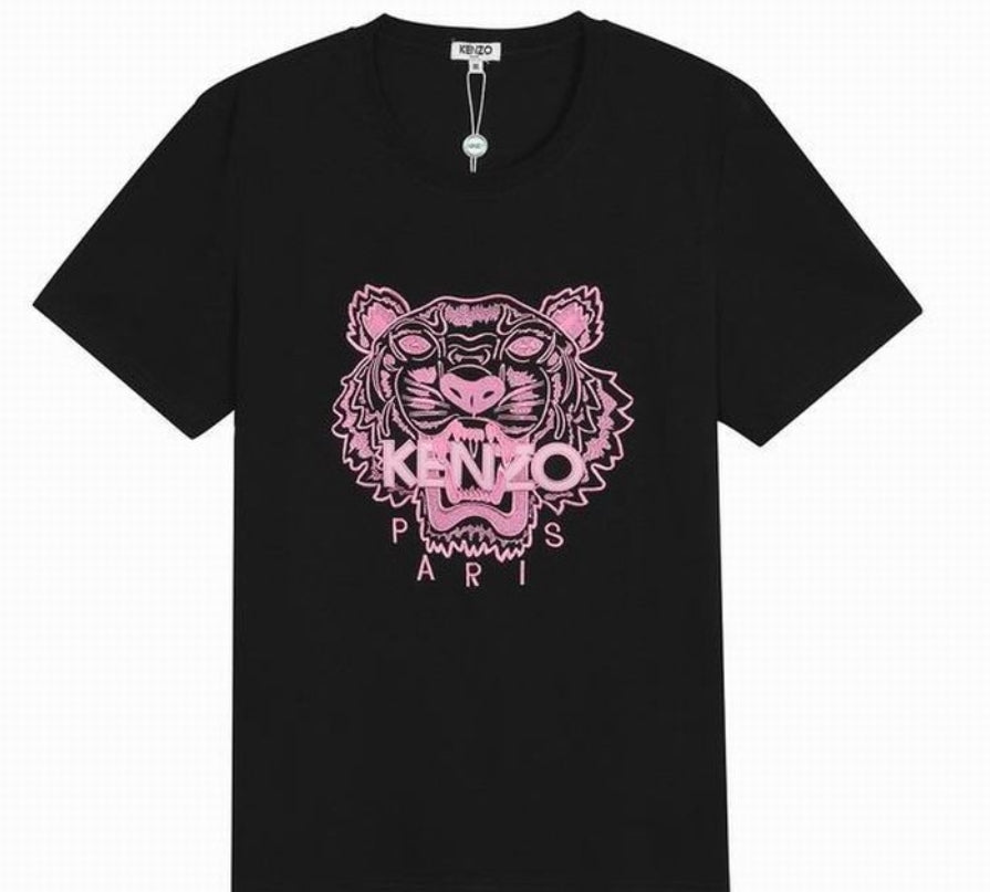 Le T-shirt Kenzo associe élégance contemporaine et polyvalence intemporelle.

Avec ses motifs audacieux et son design distinctif, il reflète l'esprit artistique et avant-gardiste de la marque.