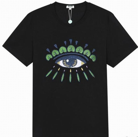Le T-shirt Kenzo associe élégance contemporaine et polyvalence intemporelle.
Avec ses motifs audacieux et son design distinctif, il reflète l'esprit artistique et avant-gardiste de la marque.