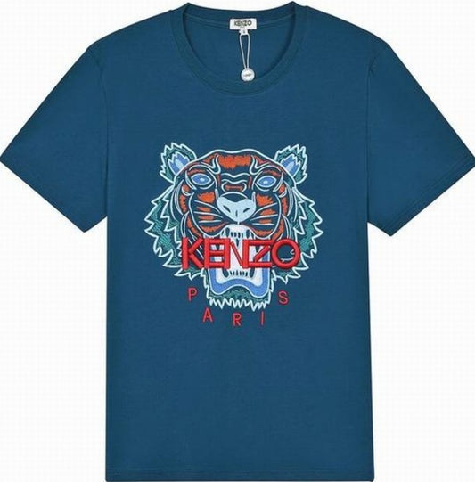 Le T-shirt Kenzo associe élégance contemporaine et polyvalence intemporelle.
Avec ses motifs audacieux et son design distinctif, il reflète l'esprit artistique et avant-gardiste de la marque.
