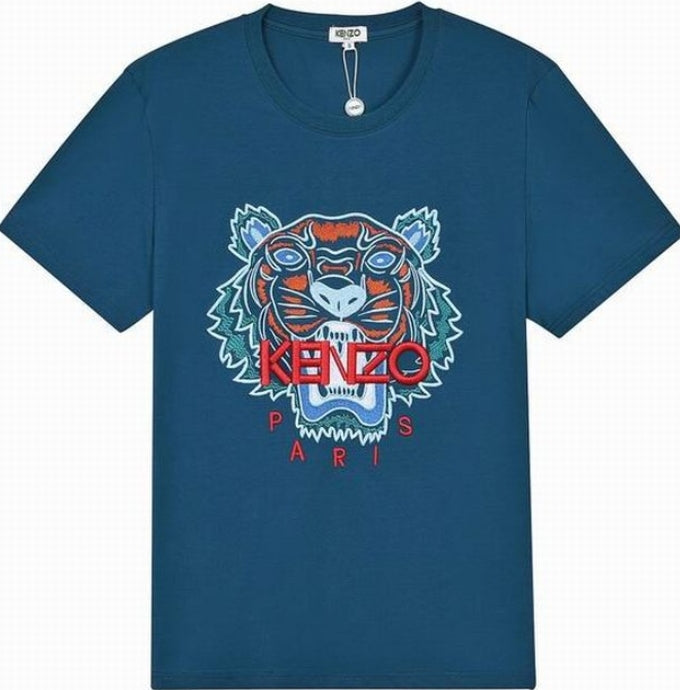 Le T-shirt Kenzo associe élégance contemporaine et polyvalence intemporelle.

Avec ses motifs audacieux et son design distinctif, il reflète l'esprit artistique et avant-gardiste de la marque.