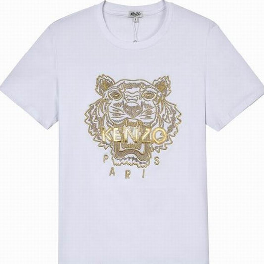 Le T-shirt Kenzo associe élégance contemporaine et polyvalence intemporelle.
Avec ses motifs audacieux et son design distinctif, il reflète l'esprit artistique et avant-gardiste de la marque.