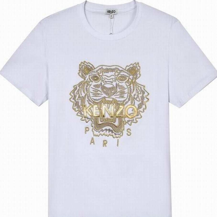 Le T-shirt Kenzo associe élégance contemporaine et polyvalence intemporelle.

Avec ses motifs audacieux et son design distinctif, il reflète l'esprit artistique et avant-gardiste de la marque.