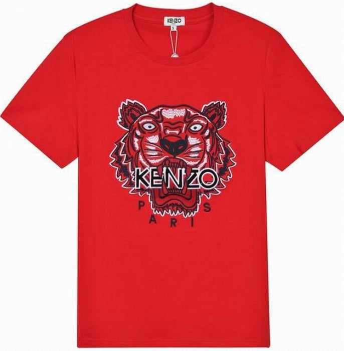 Le T-shirt Kenzo associe élégance contemporaine et polyvalence intemporelle.

Avec ses motifs audacieux et son design distinctif, il reflète l'esprit artistique et avant-gardiste de la marque.