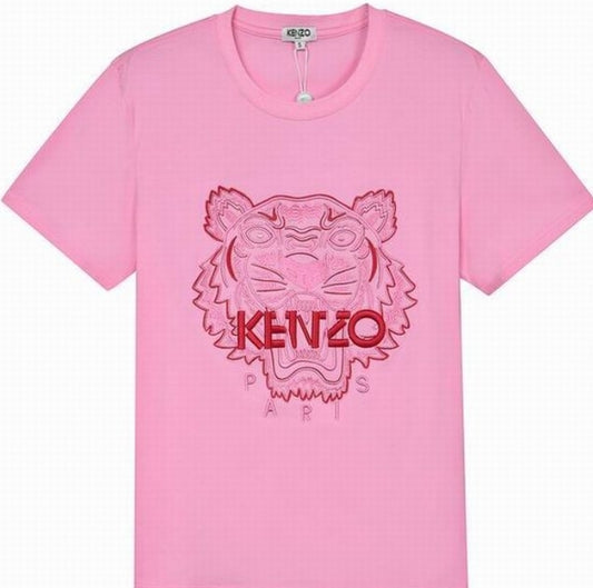 Le T-shirt Kenzo associe élégance contemporaine et polyvalence intemporelle.
Avec ses motifs audacieux et son design distinctif, il reflète l'esprit artistique et avant-gardiste de la marque.