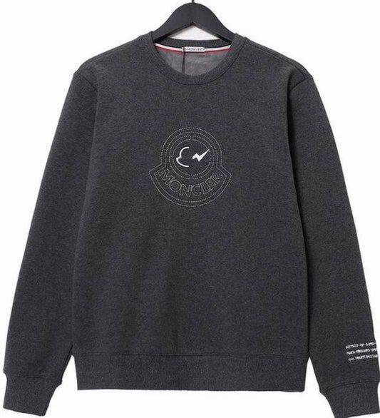 Le sweat Moncler combine élégance et confort. Son design raffiné et ses matériaux haut de gamme en font un choix incontournable pour les amateurs de mode.