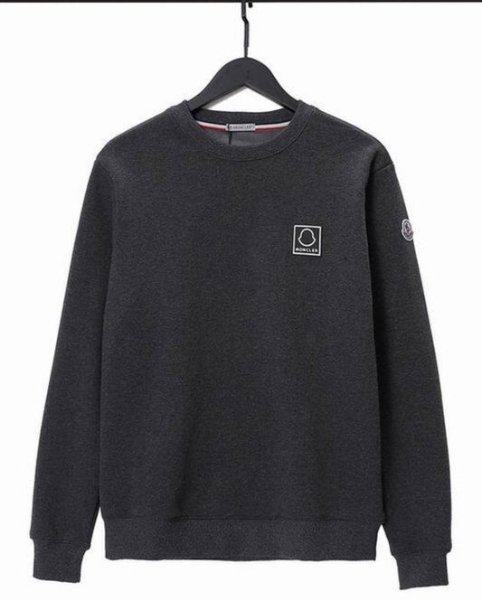Le sweat Moncler combine élégance et confort. Son design raffiné et ses matériaux haut de gamme en font un choix incontournable pour les amateurs de mode.