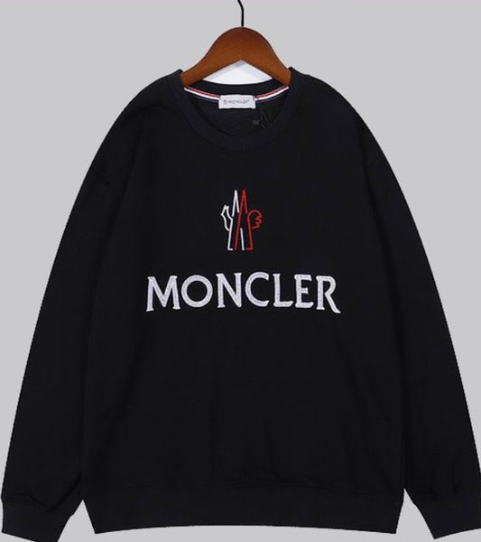 Le sweat Moncler combine élégance et confort. Son design raffiné et ses matériaux haut de gamme en font un choix incontournable pour les amateurs de mode.