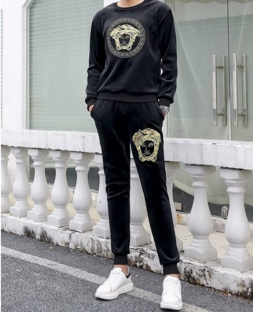 Les ensembles survêtement Versace pour homme allient performance et style avec audace. Leur design luxueux et leur finition impeccable en font un choix privilégié pour ceux qui recherchent l'élégance dans leur tenue sportive.