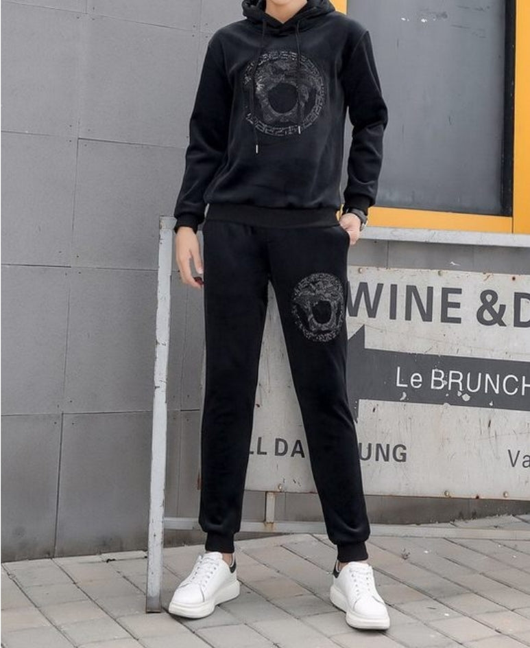 Les ensembles survêtement Versace pour homme allient performance et style avec audace. Leur design luxueux et leur finition impeccable en font un choix privilégié pour ceux qui recherchent l'élégance dans leur tenue sportive.