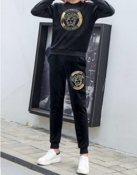 Les ensembles survêtement Versace pour homme allient performance et style avec audace. Leur design luxueux et leur finition impeccable en font un choix privilégié pour ceux qui recherchent l'élégance dans leur tenue sportive.