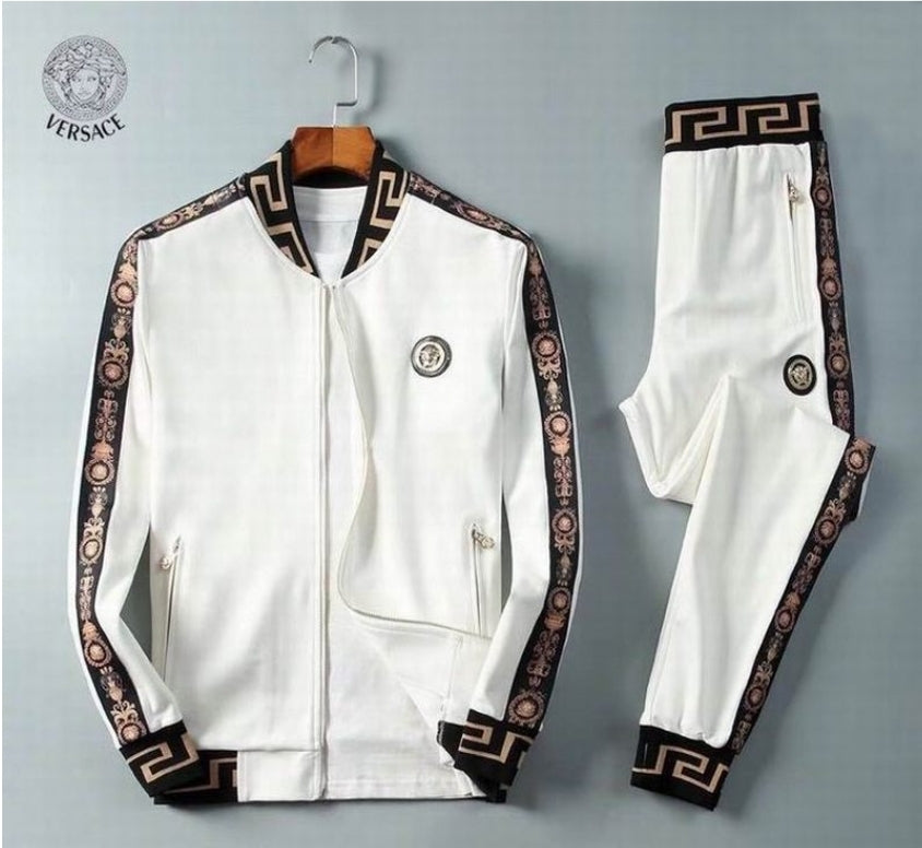 Les ensembles survêtement Versace pour homme allient performance et style avec audace. Leur design luxueux et leur finition impeccable en font un choix privilégié pour ceux qui recherchent l'élégance dans leur tenue sportive.