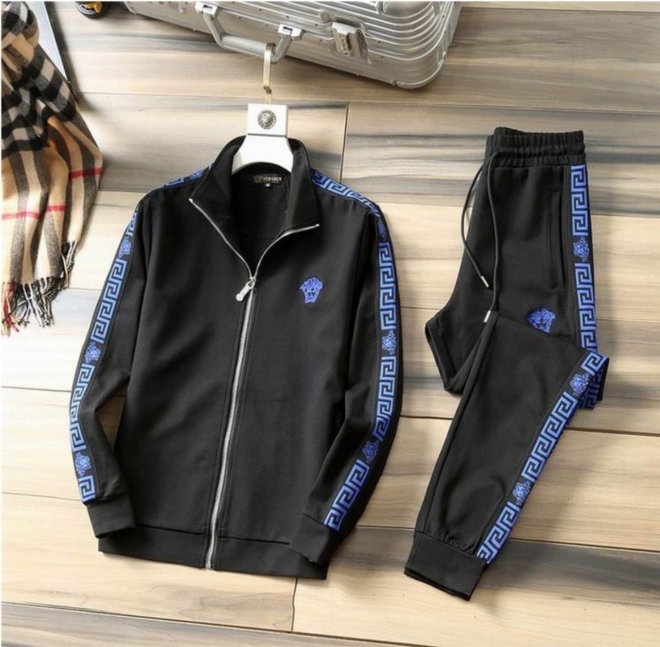 Les ensembles survêtement Versace pour homme allient performance et style avec audace. Leur design luxueux et leur finition impeccable en font un choix privilégié pour ceux qui recherchent l'élégance dans leur tenue sportive.